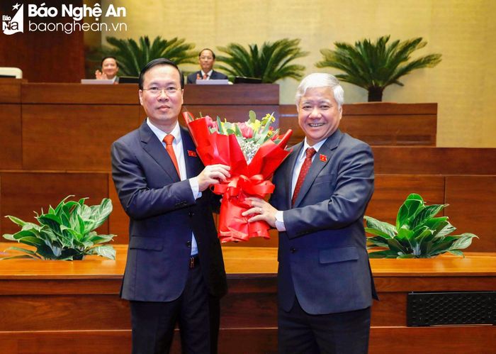 Bí thư Trung ương Đảng, Chủ tịch Ủy ban Trung ương MTTQ Việt Nam Đỗ Văn Chiến tặng hoa chúc mừng Chủ tịch nước Võ Văn Thưởng. Ảnh: Quang Khánh
