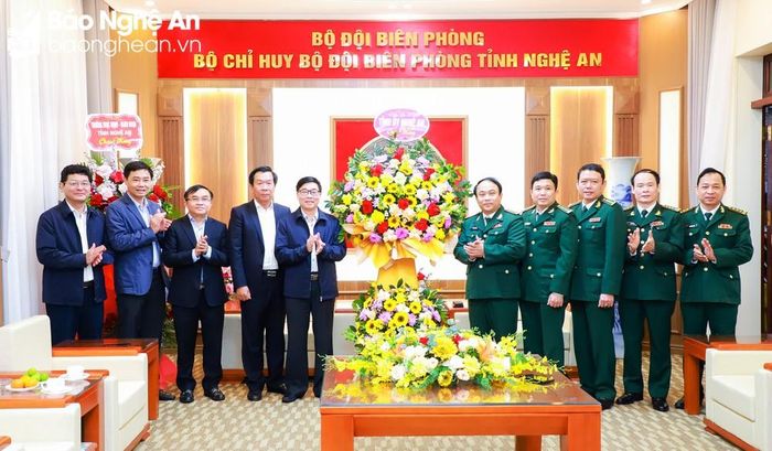 Đồng chí Nguyễn Văn Thông - Phó Bí thư Thường trực Tỉnh ủy Nghệ An và các đồng chí trong đoàn công tác Tỉnh ủy tặng hoa chúc mừng Ban Thường vụ Đảng ủy, Bộ Chỉ huy Bộ đội Biên phòng tỉnh. Ảnh: Thành Duy