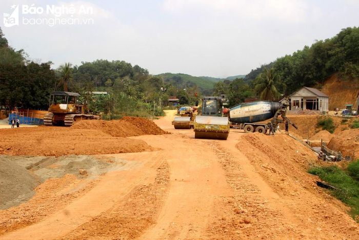 Do chưa giải phóng mặt bằng đường lên hai đầu cầu nên đơn vị thi công không đẩy nhanh được tiến độ. Ảnh: Xuân Hoàng