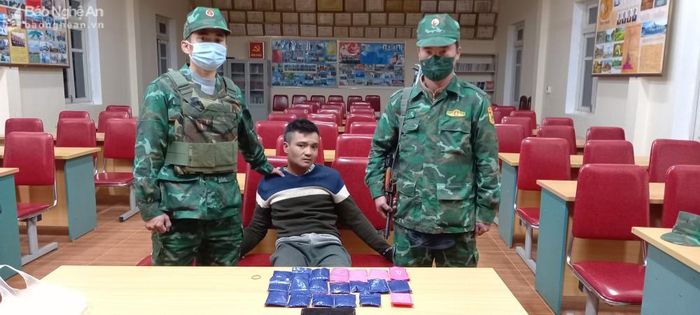 Đối tượng Pùm-xổm-ma-ni- vông và 4.000 viên ma túy. Ảnh: Hải Thượng