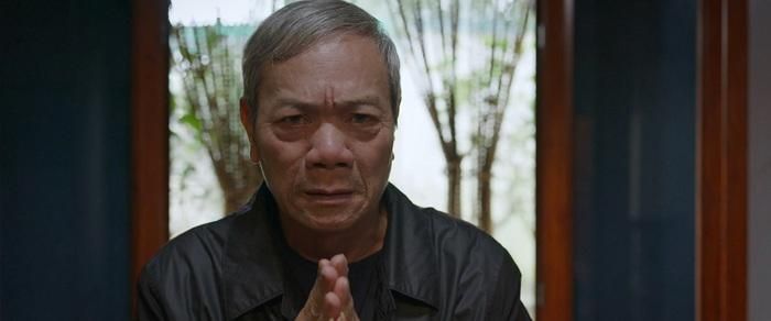 Hình ảnh bố chồng Son vái lạy gây tò mò.