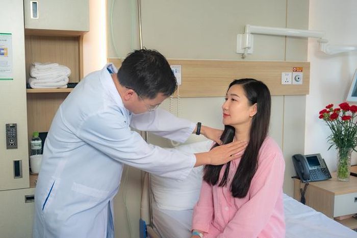 Chị Huyền bình phục nhanh chóng chỉ sau 3 ngày phẫu thuật, hoàn toàn không có sẹo vùng cổ, không thâm tím.