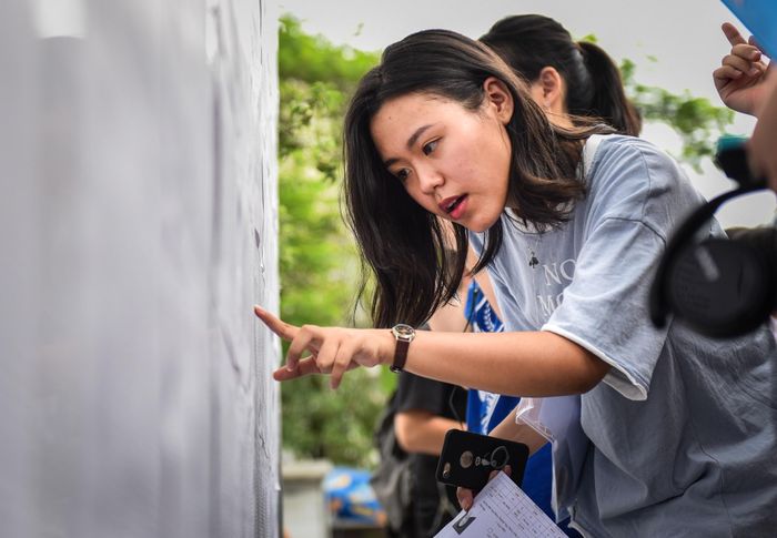  Phân tích dữ liệu cho thấy sự bất hợp lý là tỷ lệ các thí sinh đạt điểm cao từ 22,5 điểm trở lên của nhóm được ưu tiên lại tăng vọt so với nhóm thí sinh không thuộc diện ưu tiên. Ảnh: Việt Linh.