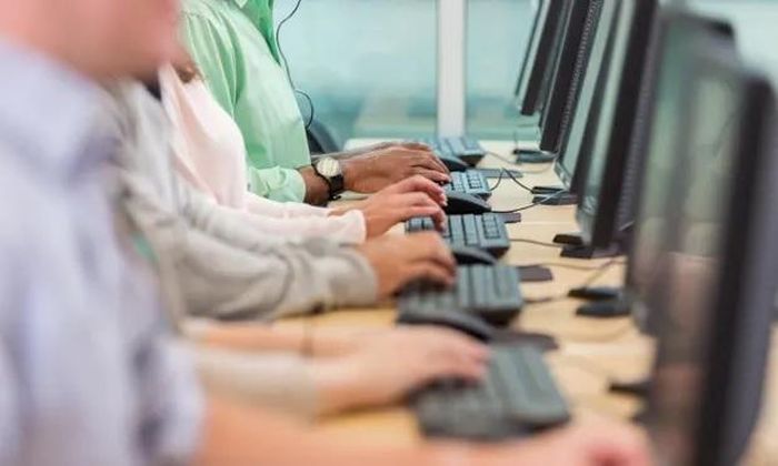  Nhiều sinh viên chưa được đào tạo đầy đủ các kỹ năng cần thiết về tin học văn phòng. Ảnh: The Guardian 