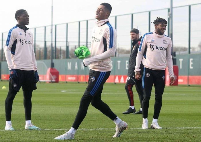 Lượt đi, Rashford cùng Sancho ghi bàn trong chiến thắng trước Liverpool. Thời điểm này, tuyển thủ Anh dẫn đầu danh sách ghi bàn của "Quỷ đỏ". Anh hiện cán mốc 25 bàn thắng trên mọi đấu trường.