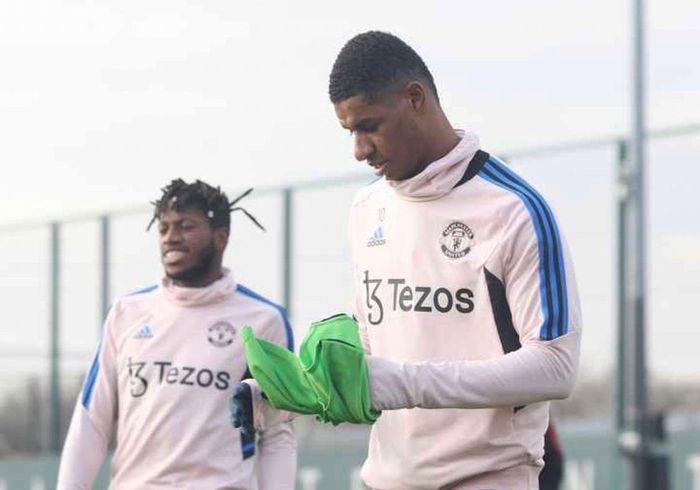 Trên hàng công, Anthony Martial cũng chưa hẹn ngày trở lại. Cựu HLV Ajax tiết lộ tiền đạo người Pháp cần thêm thời gian để hồi phục. Khi ấy, hàng công của MU tiếp tục đặt niềm tin vào Marcus Rashford.