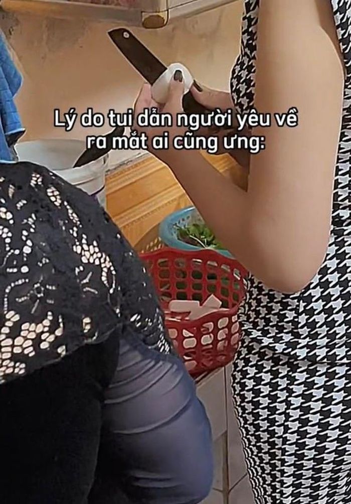 Anh kể: "Từ khi ra mắt nhà người yêu là suốt ngày bố mẹ giục cưới, tại người yêu mình nấu ăn giỏi, việc gì cũng tháo vát, đã thế còn ngoan hiền. Bố mẹ bênh em dã man còn bảo may phước tôi được em để ý".