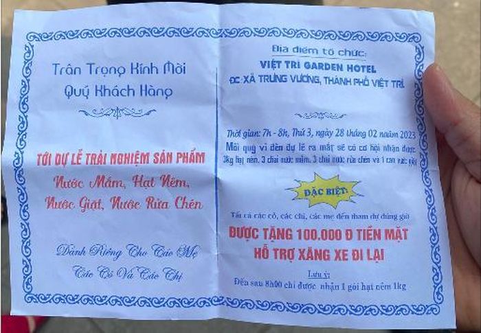 Giấy mời được phát ở các chợ trước đó, với chiêu trò trải nghiệm tặng quà hấp dẫn. 
