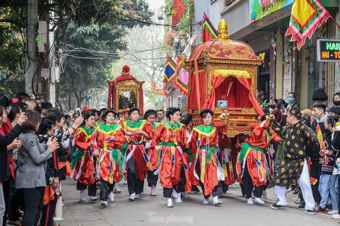  Các đoàn rước kiệu lần lượt vào đình làng đăng cai. 