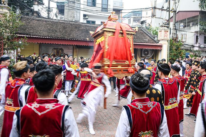 Một kiệu thánh gồm 4 người khênh, các tốp các thanh niên nam, nữ thay phiên nhau. 