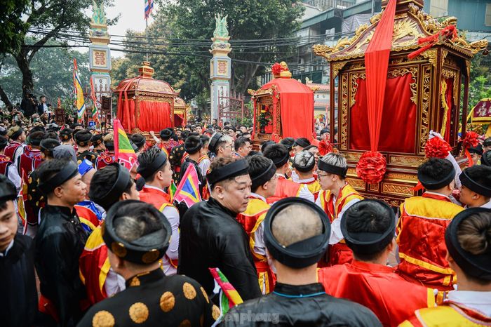  Về đến đình làng đăng cai, Ban điều hành của làng cử người hướng dẫn các làng anh em bầy nghi trượng vào vị trí quy định, nghỉ ngơi trầu nước để chuẩn bị tế lễ. 