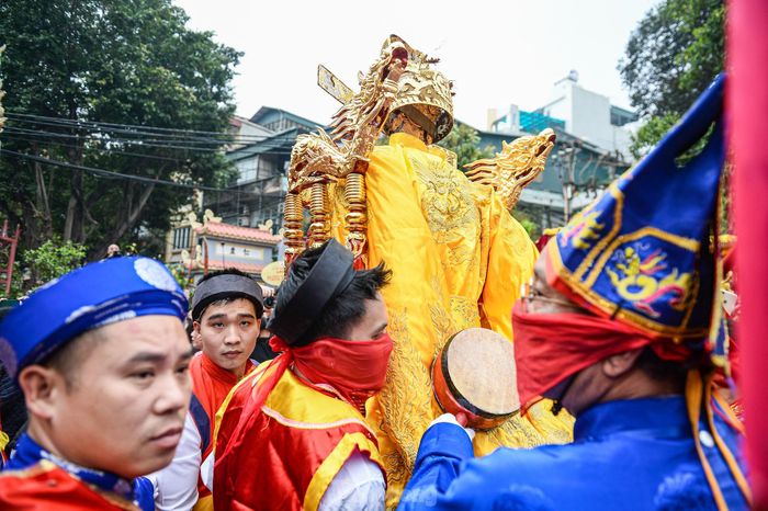  Nghi thức tế hội đồng được thực hiện tại sân đình, với 3 tuần tế trong tiếng nhạc của dàn bát âm và tiếng chiêng, trống: sơ hiến lễ, á hiến lễ và chung hiến lễ. 