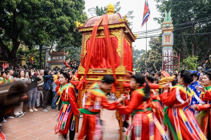  Những cô gái rất vất vả để giữ thăng bằng cho kiệu. 