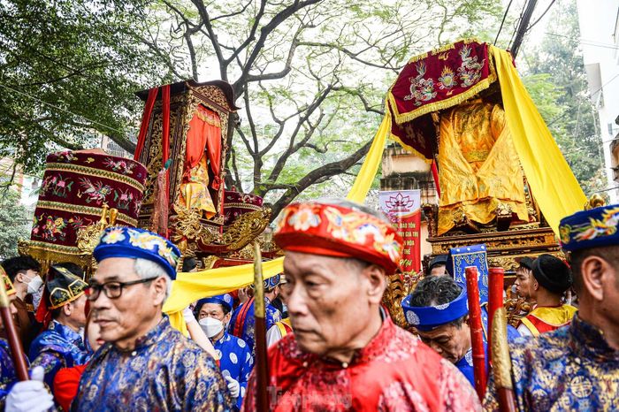  Năm nay, làng Quang Nhân đăng cai tổ chức lễ hội. Đoàn rước của làng Quan Nhân đón các đoàn rước làng khác tại đình Hội Xuân. 