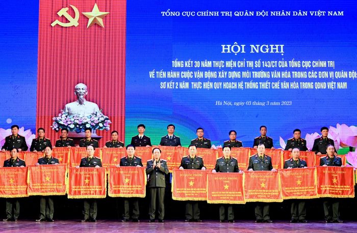 Tại hội nghị, Trung tướng Trịnh Văn Quyết và lãnh đạo Cục Tuyên huấn (Tổng cục Chính trị) đã trao cờ thưởng của Bộ Quốc phòng và Tổng cục Chính trị tặng các đơn vị xuất sắc trong thực hiện cuộc vận động giai đoạn 1992-2022.
