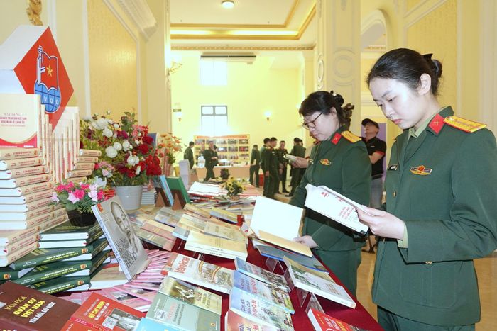 Khu trưng bày của Thư viện Quân đội tại hội nghị