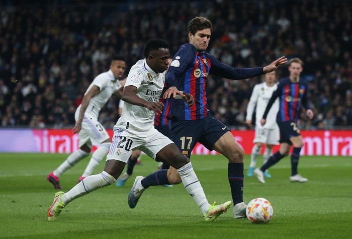 Vinicius bị Alonso kèm chặt