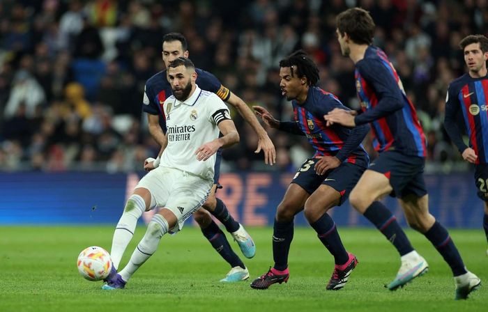 Phút 12, Karim Benzema đã đưa được bóng vào lưới của Ter Stegen nhưng bàn thắng không được công nhận do tiền đạo người Pháp bị thổi phạt việt vị.