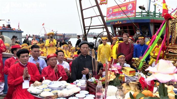Người dân phường Nghi Thủy thực hiện nghi lễ cầu ngư. Ảnh: Tạ Nhật.