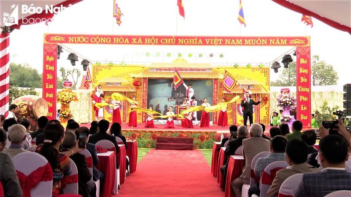 Chương trình văn nghệ tại lễ khai mạc Lễ hội Đền Mai Bảng. Ảnh: Tạ Nhật.