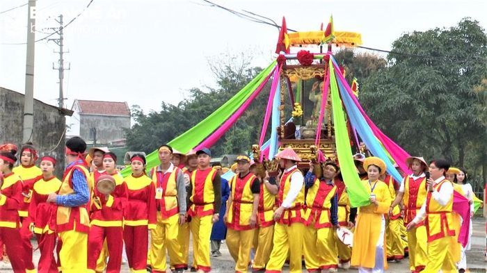 Nghi lễ rước kiệu tại Lễ hội Đền Mai Bảng. Ảnh: Tạ Nhật