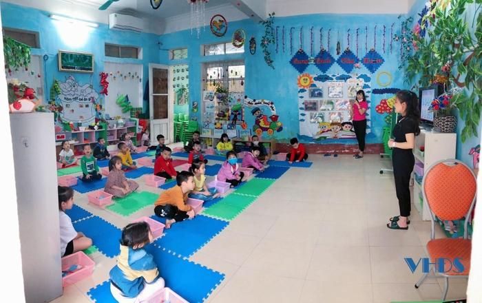 Vân Anh trong một buổi thực tập tại trường mầm non.