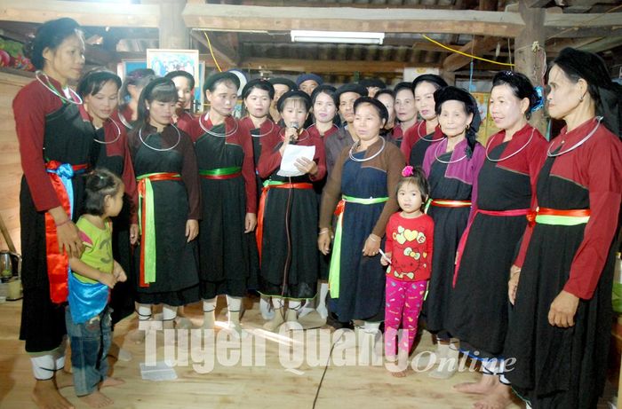 Người Cao Lan, xã Nhữ Hán (Yên Sơn) tập luyện điệu hát Sình ca.