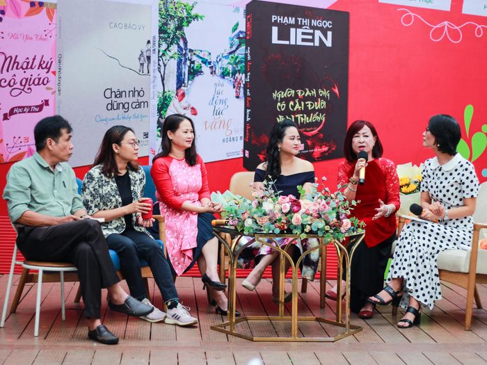  (Từ trái sang) Nhà thơ Lê Minh Quốc, các diễn giả Hồ Yên Thục, Hoàng My, Cao Bảo Vy, Phạm Thị Ngọc Liên và nhà văn Phương Huyền. Ảnh: Thanh Trần. 