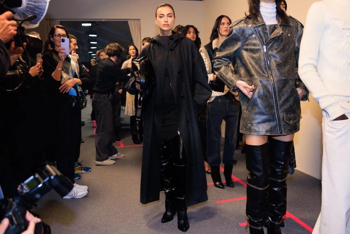 Giống các mùa trước, Irina Shayk được nhiều thương hiệu cao cấp "chọn mặt gửi vàng". Nữ người mẫu có vẻ ngoài thu hút cùng kỹ năng catwalk chuyên nghiệp. Mới đây, cô gây chú ý khi diện váy đính đầu sư tử của nhãn hàng Schiaparelli. Ảnh: Vogue.