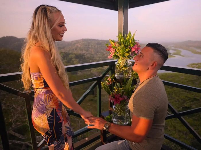  Joey Sasso có màn cầu hôn Kariselle Snow ngay trong chương trình, nhưng họ không thể đi đến đám cưới. 