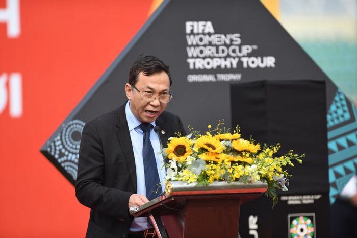 Chủ tịch VFF Trần Quốc Tuấn chúc mừng chiến tích lọt vào World Cup của đội tuyển bóng đá nữ Việt Nam