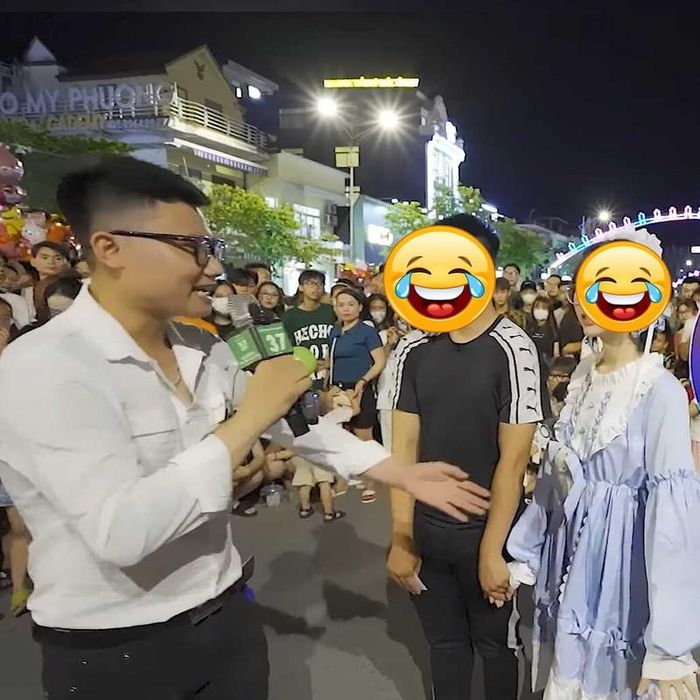 Nhìn cảnh tượng này, cư dân mạng không biết nên “khóc hay cười”. Mọi người ngán ngẩm bởi việc ghép đôi trên phố đi bộ đang ngày càng “biến tướng”.