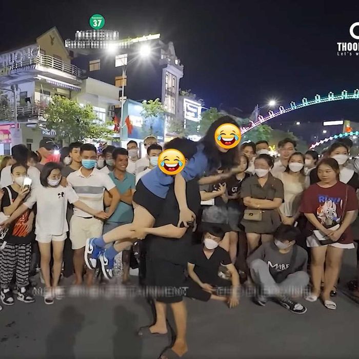 Không ít người tò mò, liệu chàng trai kia sẽ nghĩ gì khi bạn gái của mình lại xuất hiện trong màn ghép đôi giữa phố như vậy.