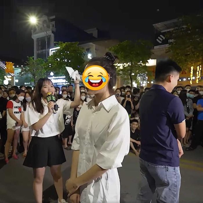 Những chương trình ghép đôi, hẹn hò cũng từng gây bức xúc và làn sóng tranh cãi trên mạng xã hội.