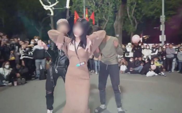 Trong phần giao lưu, trên nền nhạc lớn, cô nàng nhảy nhót cùng hai chàng trai, liên tục có những động tác nóng bỏng khiến những anh chàng nhảy cùng cũng phải đỏ mặt.