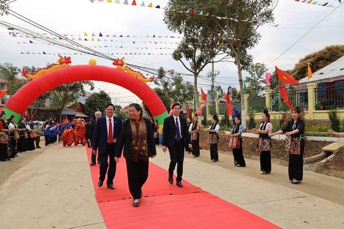 Nguyên Ủy viên Bộ Chính trị, nguyên Phó Chủ tịch Thường trực Quốc hội Tòng Thị Phóng về dự lễ công bố xã Mường Lầm đạt chuẩn NTM.