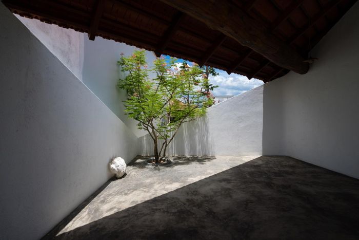 Vì ngôi nhà nằm ở thành phố biển Nha Trang nên kiến trúc sư muốn gia chủ tận hưởng được hương vị của biển cả. Do đó, mọi không gian trong nhà đều được mở thông thoáng nhất có thể. 