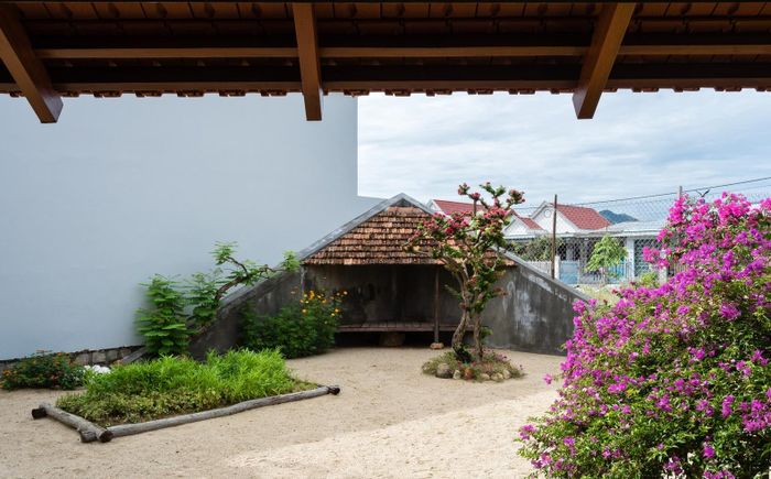 Thiết kế mở cho phép ánh sáng tràn vào nhà đến tối đa. Đối diện nhà còn có một chòi nghỉ lợp ngói đậm chất dân dã.