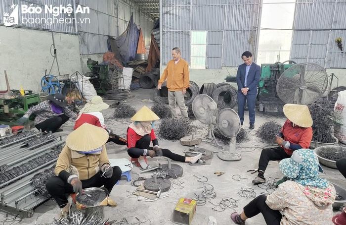 Xưởng sản xuất bẫy chuột để xuất bán sang Lào của người dân xã Diễn Tháp (Diễn Châu) đem lại việc làm cho nhiều lao động địa phương. Ảnh: Mỹ Hà