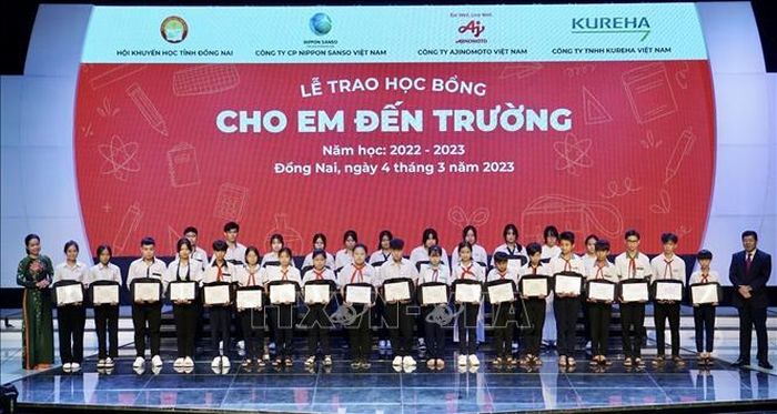 Trao học bổng “Cho em đến trường” cho học sinh có hoàn cảnh khó khăn, vươn lên trong học tập trên địa bàn tỉnh Đồng Nai.