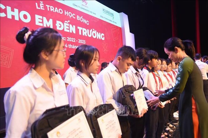 Trao học bổng “Cho em đến trường” cho học sinh có hoàn cảnh khó khăn, vươn lên trong học tập trên địa bàn tỉnh Đồng Nai.