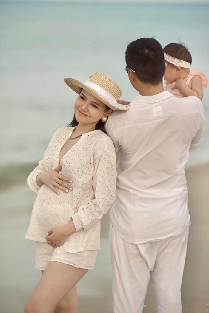 Sau khi kết hôn, Phanh Lee không còn sôi nổi tham gia showbiz mà chuyên tâm chăm sóc gia đình