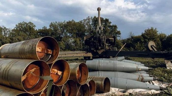 Đạn pháo xếp bên cạnh một khẩu pháo của Ukraine trên chiến trường. Ảnh: BQP Ukraine
