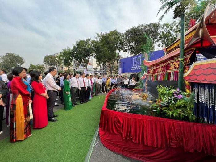 Đại biểu xem tiết mục múa rối nước.