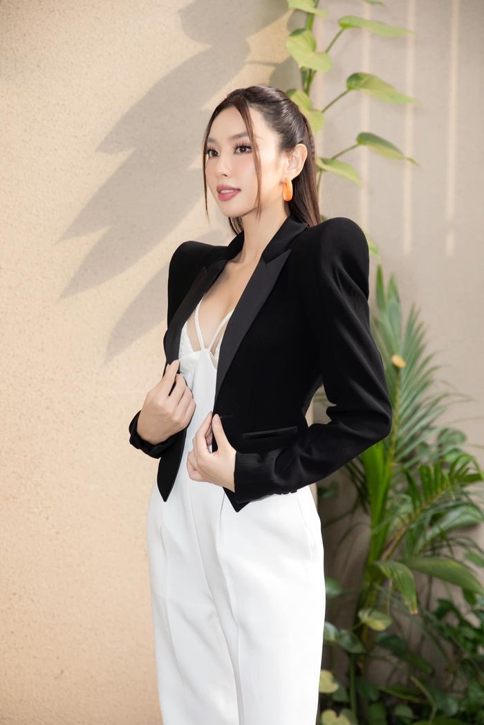  Hoa hậu Nguyễn Cao Kỳ Duyên, Hoa hậu Nguyễn Thúc Thùy Tiên tỏa sáng trong các mẫu blazer với độ dài khác nhau. Ảnh: Hoa hậu Nguyễn Cao Kỳ Duyên, Nguyễn Thúc Thùy Tiên. 
