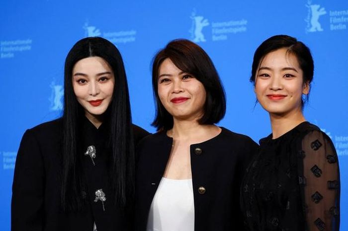 Phạm Băng Băng (trái), cùng bạn diễn "Green Night" Lee Joo Young (phải) và đạo diễn kiêm biên kịch Han Shuai tại LHP Quốc tế Berlin năm nay. Ảnh: Reuters