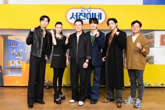 Dàn diễn viên "Jinny's Kitchen" (từ trái sang) Park Seo Joon, Jung Yu Mi, Lee Seo Jin, Choi Woo Shik và V (BTS) cùng với nhà sản xuất của chương trình, Na Young Seok (phải). Ảnh: tvN