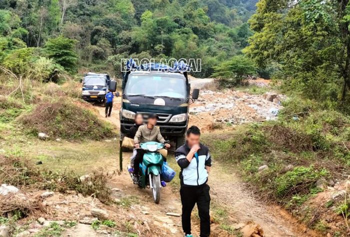 2 xe tải được bàn giao cho Đội Cảnh sát môi trường, Công an thành phố Lào Cai xử lý.