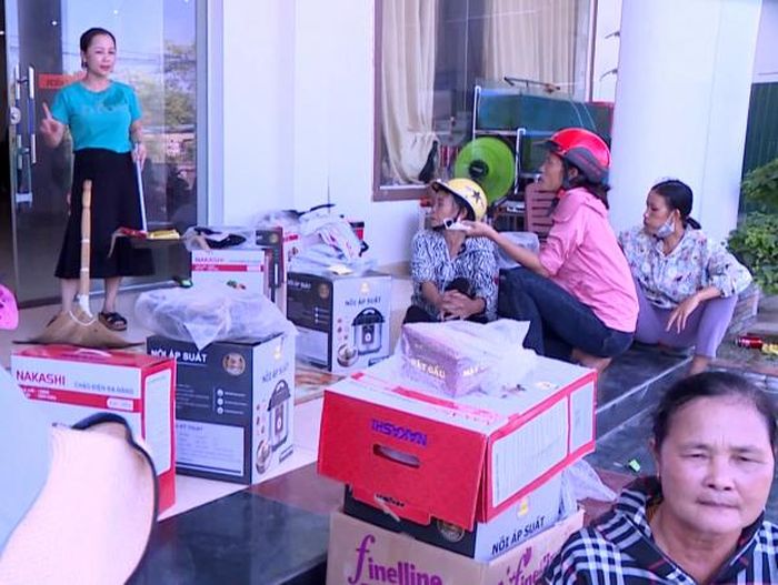 Nhiều người thất thần với hàng gia dụng giá cao của chương trình “mua hàng trả lại tiền” tại huyện Cẩm Xuyên