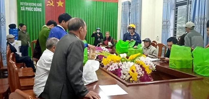 Các cụ già mang sản phẩm đã mua đến trả lại sau chuyến tham quan miễn phí